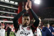 Bruno Henrique agradecendo torcida na vitória nas penalidades contra Estudiantes. BH se envolveu em mais uma polêmica Bruno Henrique agradecendo torcida na vitória nas penalidades contra Estudiantes. BH se envolveu em mais uma polêmica