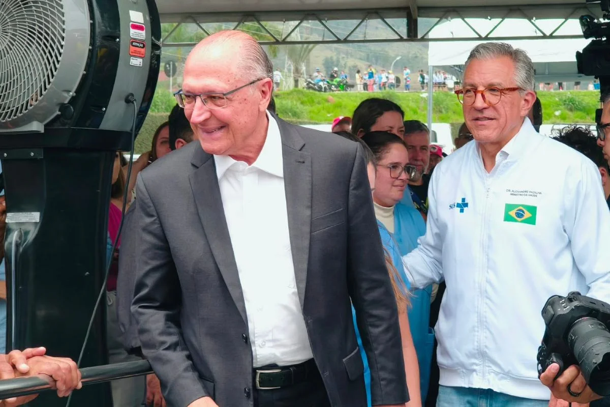 O vice-presidente Geraldo Alckmin (PSB) ao lado do ministro da Saúde, Alexandre Padilha (PT) em Aparecida, em São Paulo O vice-presidente Geraldo Alckmin (PSB) ao lado do ministro da Saúde, Alexandre Padilha (PT) em Aparecida, em São Paulo