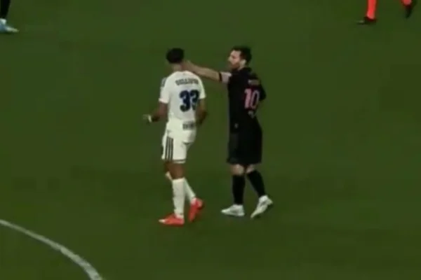 Lionel Messi dando tapa - Metrópoles