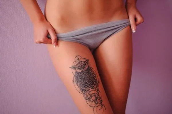 Mulher usando calcinha cor cinza
