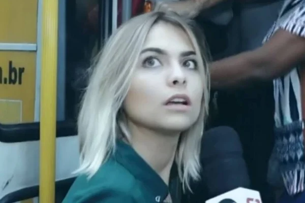 Repórter é atingida por porta de ônibus ao vivo e quase fica presa