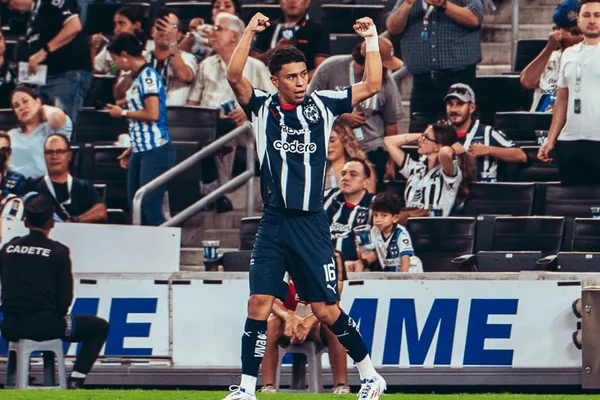 Johan Rojas com a camisa do Monterrey