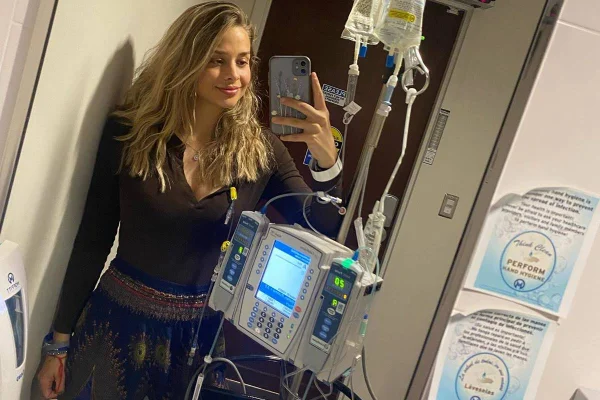Imagem colorida: mulher em sessão de quimioterapia em frente ao espelho - Metrópoles