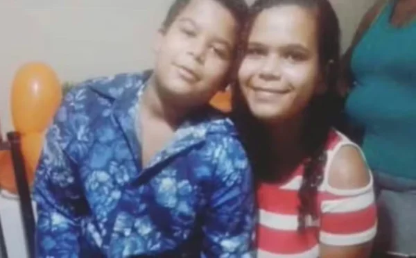 mãe e filho abraçados