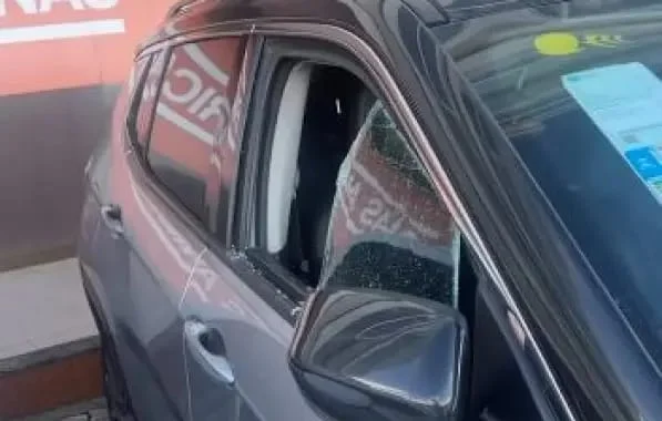 imagem colorida do carro quebrado do boxeador Robson Conceição