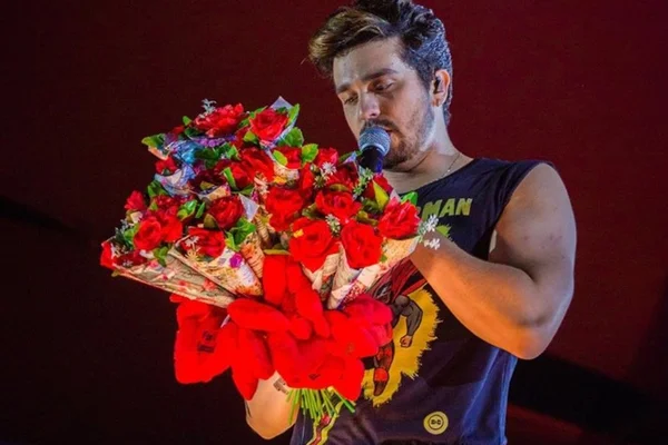 Durante show, Luan Santana compra todas as rosas de vendedor ambulante