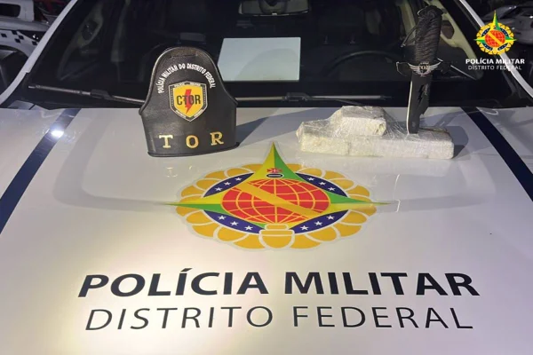 Imagem de tabletes de maconha no carro da PMDF