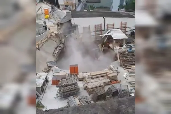 Cratera se abre em canteiro de obras de estação de metrô - Metrópoles
