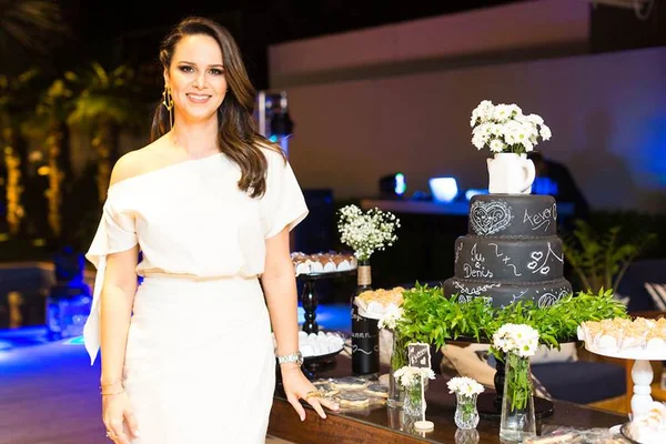 Designer de joias Juliana Lobão ganha chá com inspiração italiana