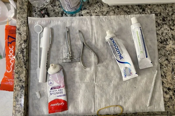 Imagem colorida mostra consultório de falso dentista preso. Metrópoles