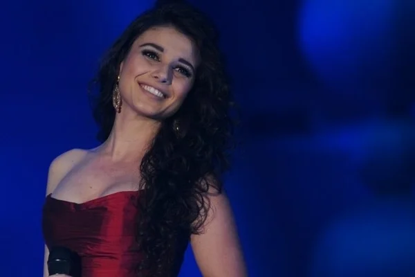 Paula Fernandes e Thiago Arancam terminam namoro após cinco meses