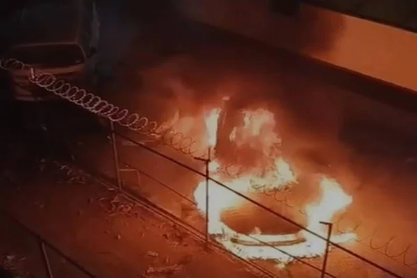 Homens cortam grade de prédio e incendeiam carros estacionados