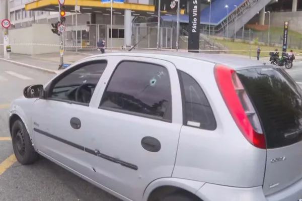 A Avenida Eliseu de Almeida, na Vila Sônia, está totalmente interditada na manhã desta segunda-feira (17/11) por causa de um tiroteio - Metrópoles