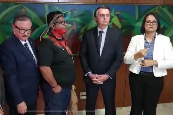 Em live não programada, Bolsonaro encontra indígenas ao lado de Nabhan