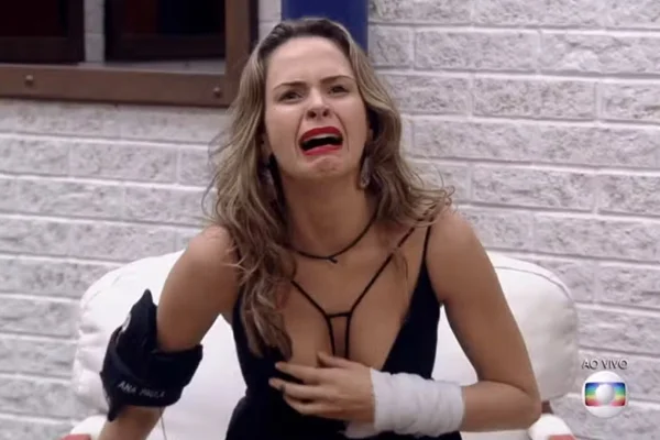 Ana paula de vestido preto chorando no BBB - Metrópoles