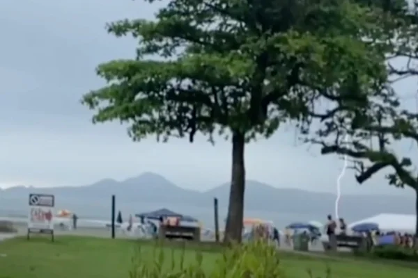 Raio cai em praia de Santos, perto de banhistas