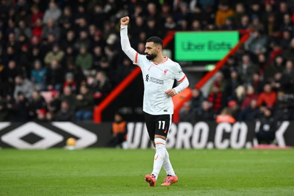 Imagem colorida e Mohamed Salah, após marcar gol no duelo entre Liverpool e Bournemouth- Metrópoles