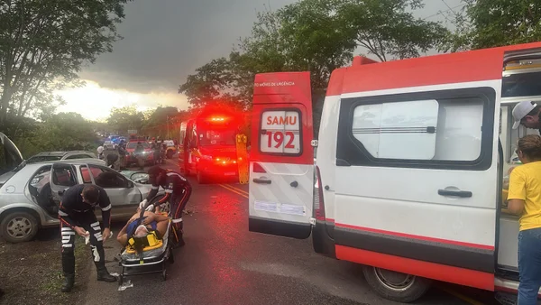 Colisão frontal de dois veículos deixou sete sete vítimas na Grande BH