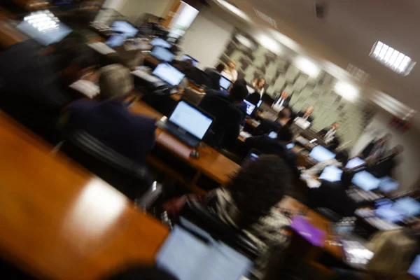 Senadores preparam ofensiva para enquadrar Vorcaro no Congresso