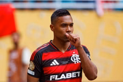 Alex Sandro iniciou trabalho com fisioterapia