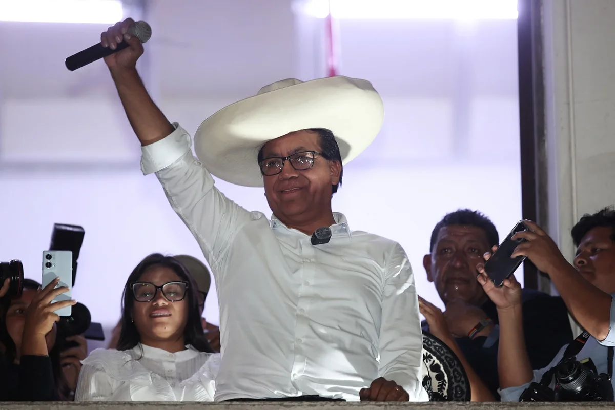 Peru: perdendo por 40 mil votos, Sánchez tenta anular urnas do exterior