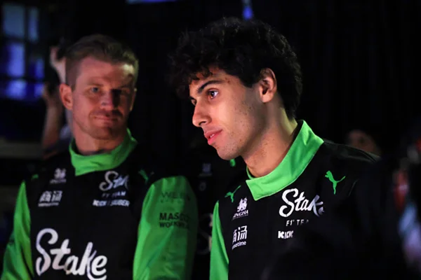 Imagem colorida de dupla da equipe Sauber - Metrópoles