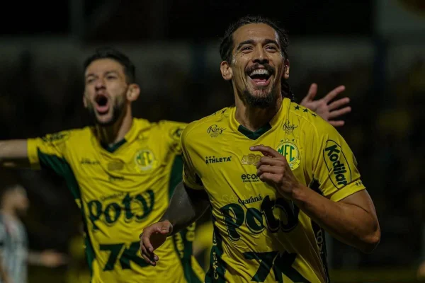 Foto colorida de Chico da Costa comemorando gol do Mirassol - Metrópoles