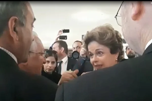 Emocionada, Dilma volta ao Congresso pela 1ª vez após o impeachment