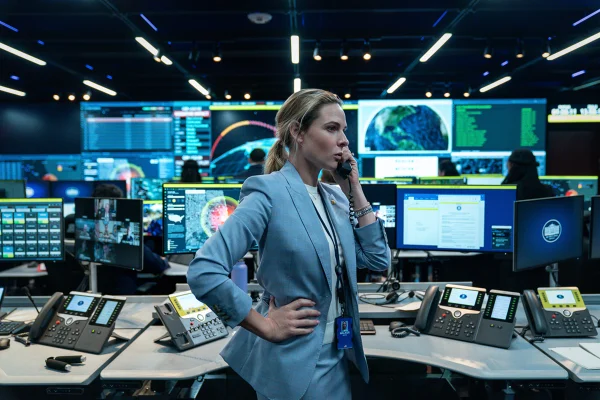 Imagem colorida de Rebecca Ferguson no filme A Casa de Dinamite, da Netflix