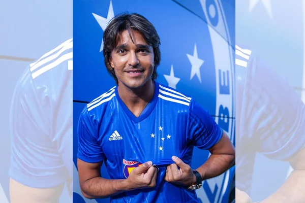 Marcelo moreno veste a camisa do Cruzeiro