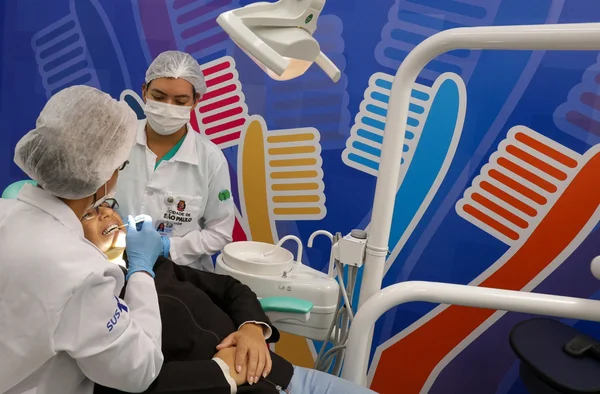 Fotografia colorida de consultório odontológico-Metrópoles