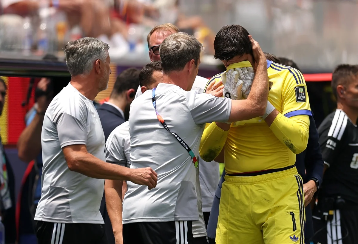 Courtois deixa o gramado chorando após sentir a coxa esquerda Courtois deixa o gramado chorando após sentir a coxa esquerda