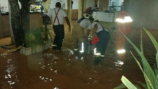 Rua no Arapoanga fica alagada e casa tem risco de desabamento