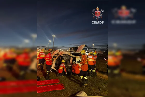 Carro capota na BR-020 e duas pessoas ficam presas às ferragens - destaque galeria