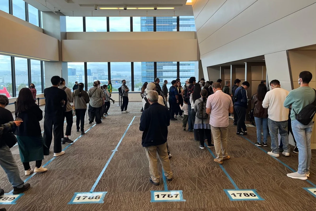Votação para o 2º turno da eleição brasileira em Ariake Tower, o maior local de votação de Tóquio Votação para o 2º turno da eleição brasileira em Ariake Tower, o maior local de votação de Tóquio