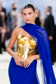Hailey Bieber com unhas de aparência natural Hailey Bieber com unhas de aparência natural