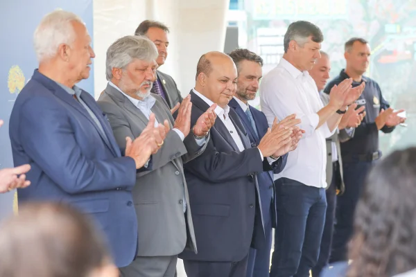 inaugura obra de R$ 20 milhões que reforça abastecimento de água no Lago Sul