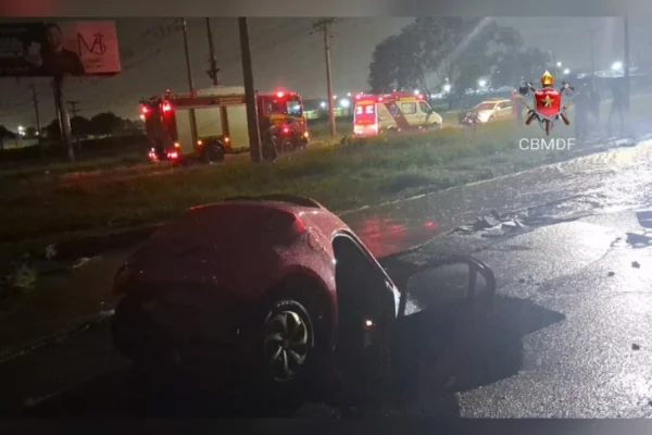 Veja momento em que carro é engolido após cratera se abrir no Setor O
