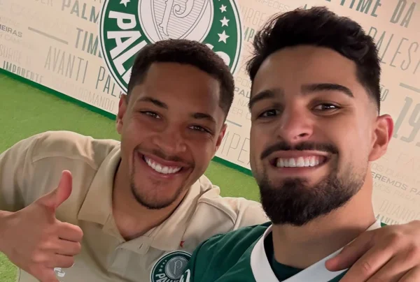 Foto colorida de Flaco López e Vitor Roque - Metrópoles