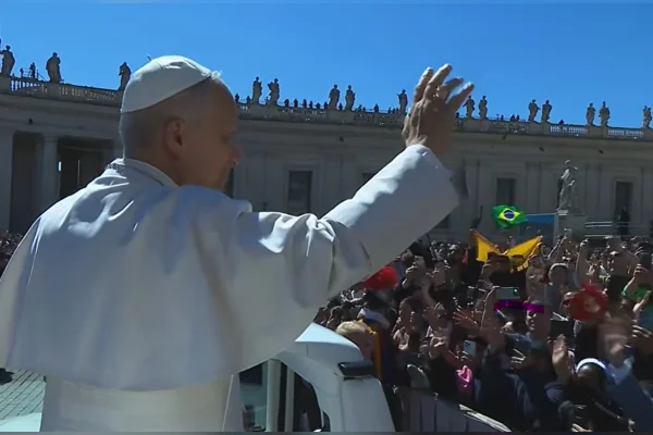 Papa Leão XIV a bordo de papamóvel com a Bandeira do Brasil ao fundo - Metrópoles