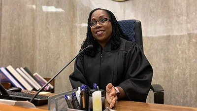Ketanji Brown toma posse como 1ª juíza negra da Suprema Corte dos EUA