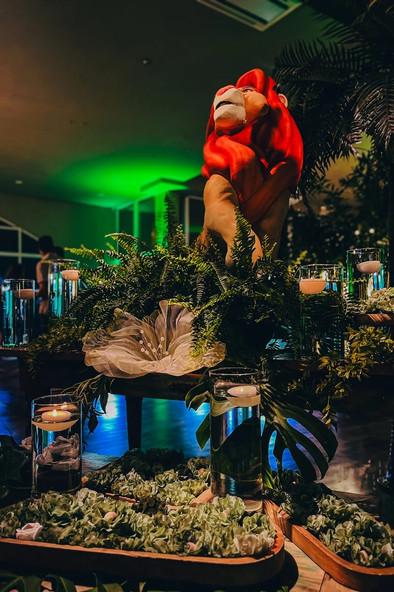 Decoração do evento contou com leões e elementos de Savana Decoração do evento contou com leões e elementos de Savana
