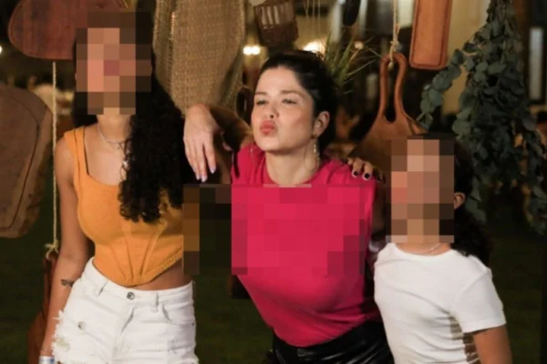Uma mulher e duas meninas pousam para a foto