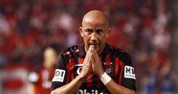 Alex Mineiro atuando pelo Athletico-PR - Metrópoles