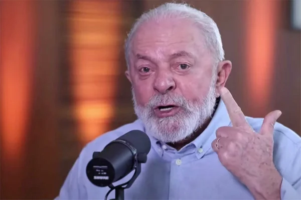 Ao comentar ataques de milicianos no Rio em sua live, o presidente Lula defendeu o uso das Forças Armadas como apoio, mas não com intervenção militar