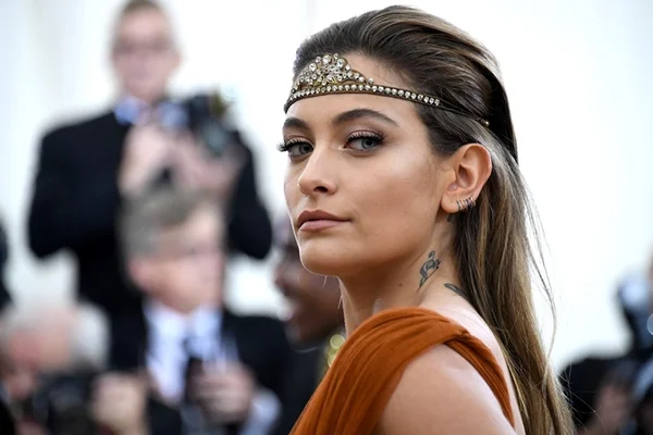Paris Jackson se incomoda com cavalos na passarela da Dior