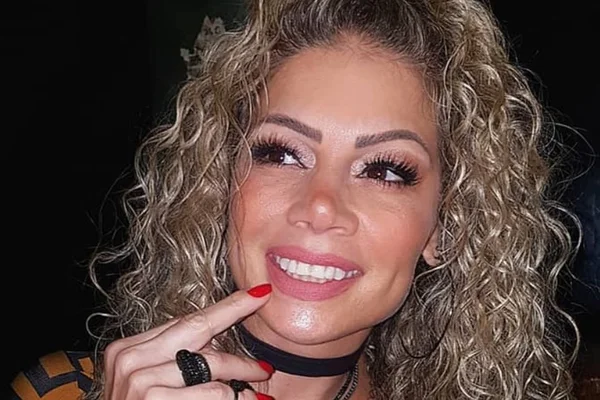 Ex-Paquita revela que comprou aparelho para espionar o marido