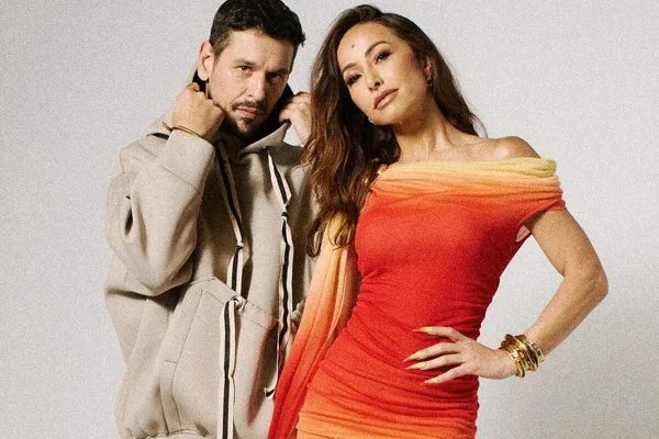João Vicente de Castro e Sabrina Sato posam juntos para divulgação do reality Let Love - Metrópoles