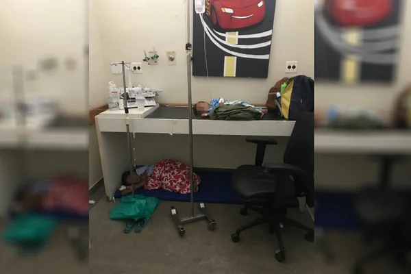 DF: em hospital público, crianças dormem no chão e sobre uma mesa
