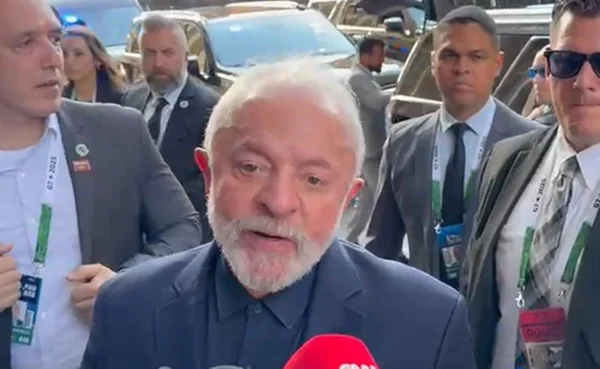 Lula fala com a imprensa em sua chegada ao Canadá